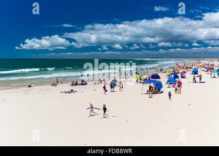 CALOUNDRA, ÖST - 6. Dezember 2015: Heißer sonniger Tag am Kings Beach Calundra, Queensland, Australien Stockfoto