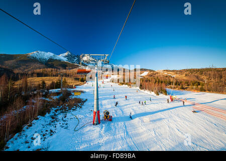 TATRANSKA LOMNICA, Slowakei, 23. Dezember 2015: Seilbahn auf ein beliebtes Skigebiet in Tatranska Lomnica, Tatra, mit 6 km lang zu tun Stockfoto