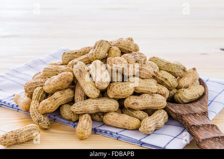 Erdnuss, angeordnet auf einem Holzfußboden. Stockfoto