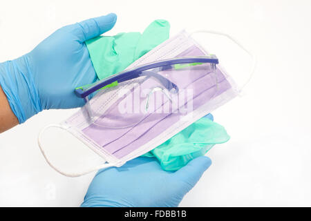 Handschuhe, Maske und Sicherheitsgläser von Krankenschwester für den Personenschutz statt. Stockfoto