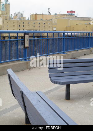 Brücke mit Bänken in Rochester. Stockfoto
