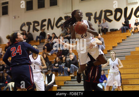 Tampa, Florida, USA. 29. Januar 2016. Trakyra Kidd (23) der Wiregrass Ranch, versucht, die Gäste während der 7A-8-Finale auf Freitag, 29. Januar 2016 an der Pflanze High School in Tampa. Endstand: Wiregrass Ranch 59, Freiheit 47. MONICA HERNDON | Zeiten. © Monica Herndon/Tampa Bay Times / ZUMA Draht/Alamy Live News Stockfoto