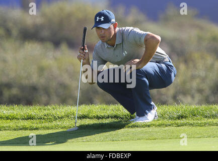 San Diego, Kalifornien, USA. 29. Januar 2016. 29. Januar 2016, San Diego, Kalifornien, USA  | Farmers Insurance Open Tag 2 - Gary Woodland Größe, ein Putt an Loch 14 der Südkurs. |  Mandatory Bildnachweis: Foto von Charlie Neuman/San Diego Union-Tribune / © 2016 San Diego Anschluß-Tribüne, LLC Credit: Charlie Neuman/U-T San Diego/ZUMA Draht/Alamy Live-Nachrichten Stockfoto