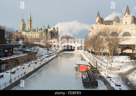 Ottawa Rideau-Kanal Eislaufbahn im Winter mit Parliament Hill und Chateau Laurier im Hintergrund Stockfoto