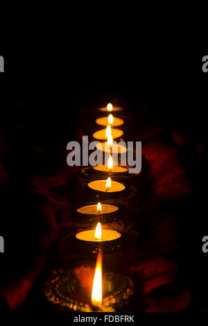 Indian Festival Diwali Diya Warteschlangen niemand Stockfoto