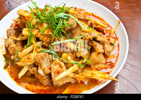 Rühren Sie gebratener Schweinebauch mit roter Currypaste und Bambussprossen Stockfoto