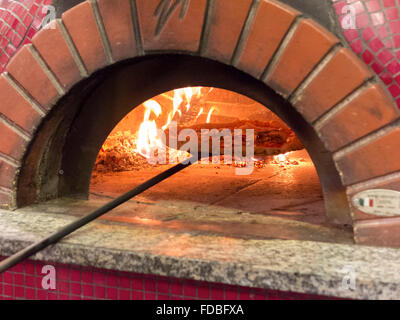 Pizza backen im Backofen offen Brennholz Stockfoto