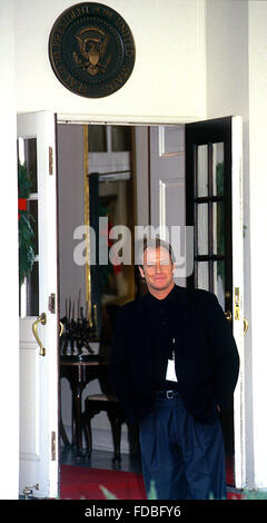 Washington, DC, USA, 6. Dezember 1993 Corbin Bernsen verlässt den Westflügel des weißen Hauses. Bildnachweis: Mark Reinstein Stockfoto