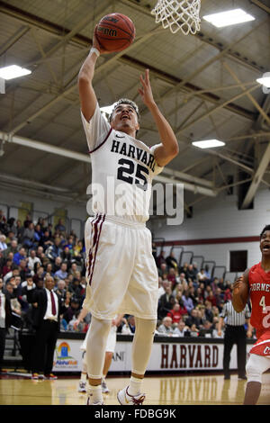 Boston, Massachusetts, USA. 29. Januar 2016. Freitag, 29. Januar 2016: Harvard Crimson Guard Corey Johnson (25) schießt den Ball während der NCAA Basketball-Spiel zwischen der Big Red Cornell und Harvard Crimson im Lavietes-Pavillon in Boston, Massachusetts statt. Cornell besiegt Harvard 65-77. Eric Canha/CSM Credit: Cal Sport Media/Alamy Live-Nachrichten Stockfoto