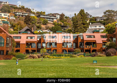 Wohnkomplex in Tiburon Wasser, Tiburon, Kalifornien, USA Stockfoto