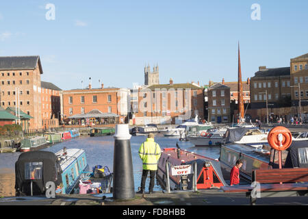 Boote vertäut an der viktorianischen Becken in Gloucester docks Stockfoto