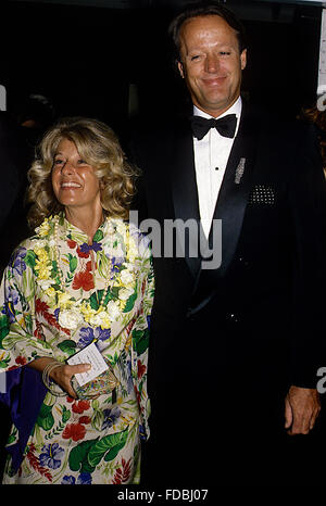 Washington, DC, USA, 14. Mai 1988 Peter Fonda und seine Frau Portia auf dem Krebs-Ball. Bildnachweis: Mark Reinstein Stockfoto