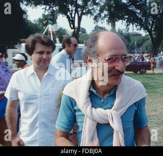 Washington, DC, USA, 27. August 1983 Peter Yarrow des Musicals Gruppe "Peter, Paul and Mary" an den 20. Jahrestag der "Marsch auf Washington" Peter, Paul und Mary waren ein USA Liedgesang Trio, dessen fast 50-Jahr-Karriere begann, mit ihren Aufstieg zu einem Paradigma für die 1960er Jahre Volksmusik geworden. Das Trio bestand aus Volkslied Schriftsteller Peter Yarrow (Noel) Paul Stookey und Mary Travers. Nach dem Tod von Travers im Jahr 2009 weiterhin Schafgarbe und Stookey als Duo unter ihren individuellen Namen. Bildnachweis: Mark Reinstein Stockfoto