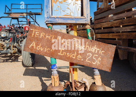 Skulpturale Kunst-Installation gemacht gefundener Objekte, in einer Sammlung namens "East Jesus," in Slab City, Kalifornien Stockfoto