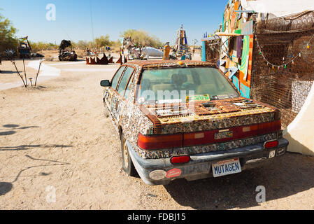 Skulpturale Kunst-Installation gemacht gefundener Objekte, in einer Sammlung namens "East Jesus," in Slab City, Kalifornien Stockfoto