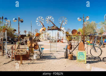 Skulpturale Kunst-Installation gemacht gefundener Objekte, in einer Sammlung namens "East Jesus," in Slab City, Kalifornien Stockfoto