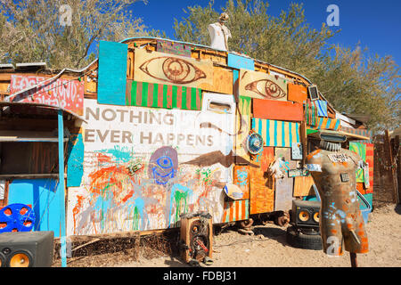 Skulpturale Kunst-Installation gemacht gefundener Objekte, in einer Sammlung namens "East Jesus," in Slab City, Kalifornien Stockfoto