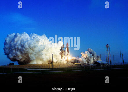 Merritt Island, Florida, USA, 28. April 1991 Raumfähre "Discovery" von Launch Pad 39A auf eine Säule aus Feuer auf dem Weg zu niedrigen Erde Todestag abhebt.  Mission: Department of Defense, AFP-675; IBSS; Thermen-II Infrarot-Satellit Space Shuttle: Discovery Launch Pad: 39A gestartet: 28. April 1991, 11:33:14 UTC Landeplatz: Kennedy Space Center, Florida Landung: 6. Mai 1991, 2:55:37 UTC Mission Dauer: 8 Tage, 7 Stunden, 22 Minuten, 23 Sekunden Umlaufbahn Höhe: 190 Seemeilen Orbit Neigung: 57 Grad Credit: Mark Reinstein Stockfoto