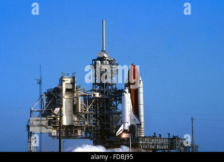 Merritt Island, Florida, USA, 28. April 1991 Raumfähre "Discovery" von Launch Pad 39A auf eine Säule aus Feuer auf dem Weg zu niedrigen Erde Todestag abhebt.  Mission: Department of Defense, AFP-675; IBSS; Thermen-II Infrarot-Satellit Space Shuttle: Discovery Launch Pad: 39A gestartet: 28. April 1991, 11:33:14 UTC Landeplatz: Kennedy Space Center, Florida Landung: 6. Mai 1991, 2:55:37 UTC Mission Dauer: 8 Tage, 7 Stunden, 22 Minuten, 23 Sekunden Umlaufbahn Höhe: 190 Seemeilen Orbit Neigung: 57 Grad Credit: Mark Reinsten Stockfoto