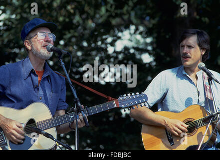 Washington, DC, USA, 4. August 1985 Tom Chapin und Pete Seeger spielen Gitarren während der Frieden Ribbom Protest auf der Mall in Washington DC. Chapin ist ein Grammy Award-Winning amerikanischer Musiker, Songwriter. Peter "Pete" Seeger eine US-amerikanische Folk-Sängerin und Aktivist. Eine feste Größe im bundesweiten Radio in den 1940er Jahren, er hatte auch eine Reihe von Hits in den frühen 1950er Jahren als Mitglied der Weber, vor allem ihre Aufnahme führen Bauch "Goodnight, Irene", die Spitze der Charts für 13 Wochen im Jahr 1950. Mitglieder der Weber wurden während der McCarthy-Ära auf der schwarzen Liste.  Bildnachweis: Mark Reinstein Stockfoto