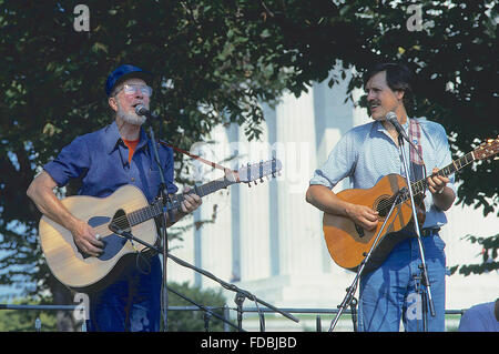 Washington, DC, USA, 4. August 1985 Tom Chapin und Pete Seeger spielen Gitarren während der Frieden Band Protest auf der Mall in Washington DC. Chapin ist ein Grammy Award-Winning amerikanischer Musiker, Peter "Pete" Seeger ist ein US-amerikanischer Folk-Sänger und Aktivist. Eine feste Größe im bundesweiten Radio in den 1940er Jahren, er hatte auch eine Reihe von Hits in den frühen 1950er Jahren als Mitglied der Weber, vor allem ihre Aufnahme führen Bauch "Goodnight, Irene", die Spitze der Charts für 13 Wochen im Jahr 1950. Mitglieder der Weber wurden während der McCarthy-Ära auf der schwarzen Liste.  Bildnachweis: Mark Reinstein Stockfoto