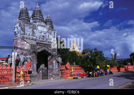 Das Eingangstor zum Wat Sangker, Battambang, Kambodscha. © Kraig Lieb Stockfoto
