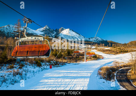 TATRANSKA LOMNICA, Slowakei, 23. Dezember 2015: Seilbahn auf ein beliebtes Skigebiet in Tatranska Lomnica, Tatra, mit 6 km lang zu tun Stockfoto