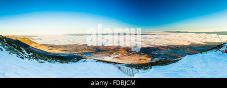 TATRANSKA LOMNICA, Slowakei - 23. Dezember 2015: Panoramablick Skigebiet Tatranska Lomnica, Tatra. Stockfoto