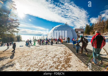HREBIENOK, Slowakei - 6. Januar 2016: Außen Anzeigen der Ice Dome, Hrebienok, hohe Tatra. Es befindet sich ein Altar mit Statuen bauen von i Stockfoto