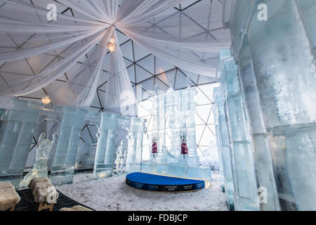 HREBIENOK, Slowakei - 6. Januar 2016: Eis in der hohen Tatra Tatra Haus, Hrebienok, Altar. Es gibt einen Altar mit Statuen aus Eis bauen. Stockfoto