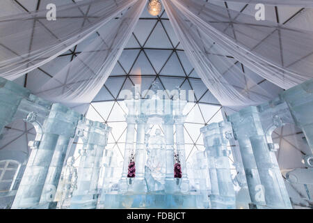 HREBIENOK, Slowakei - 6. Januar 2016: Eis in der hohen Tatra Tatra Haus, Hrebienok, Altar. Es gibt einen Altar mit Statuen aus Eis bauen. Stockfoto