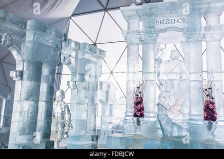 HREBIENOK, Slowakei - 6. Januar 2016: Eis in der hohen Tatra Tatra Haus, Hrebienok, Altar. Es gibt einen Altar mit Statuen aus Eis bauen. Stockfoto