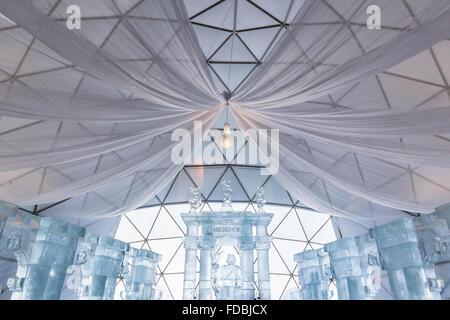 HREBIENOK, Slowakei - 6. Januar 2016: Eis in der hohen Tatra Tatra Haus, Hrebienok, Altar. Es gibt einen Altar mit Statuen aus Eis bauen. Stockfoto