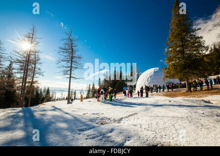 HREBIENOK, Slowakei - 6. Januar 2016: Außen Anzeigen der Ice Dome, Hrebienok, hohe Tatra. Es befindet sich ein Altar mit Statuen bauen von i Stockfoto