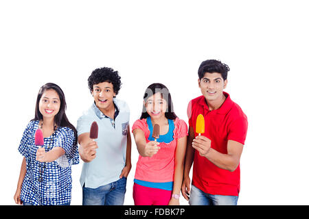 4 Teenager Freunde leckeres Eis geben Stockfoto