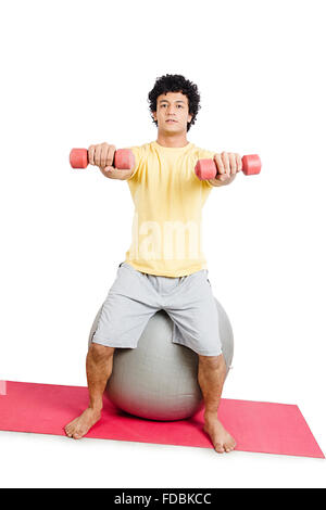 1 Junge Mann sitzt Fitness Ball Hand Gewichten trainieren Stockfoto