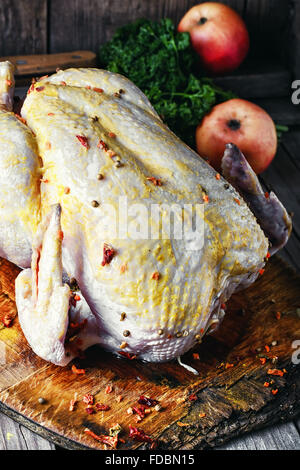 Large mariniertes Hähnchen in Senf, Gewürze und Äpfel. Stockfoto