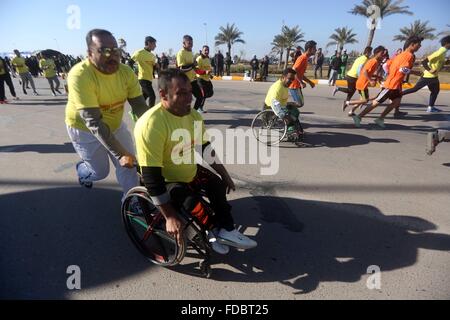Bagdad. 29. Januar 2016. Teilnehmer konkurrieren während der ersten Bagdad International Marathon am 29. Januar 2016. Mehr als 2.000 irakische Volk nahmen Teil an der Veranstaltung auf Bagdad International Airport Street westlich von der Stadt Bagdad am Freitagnachmittag. Bildnachweis: Khalil Dawood/Xinhua/Alamy Live-Nachrichten Stockfoto