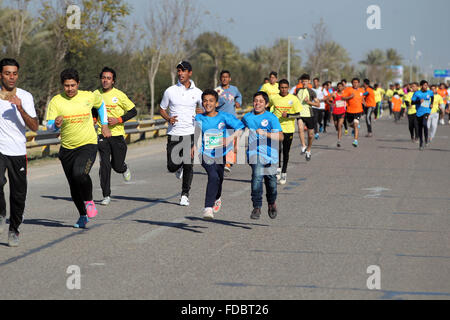 Bagdad. 29. Januar 2016. Teilnehmer konkurrieren während der ersten Bagdad International Marathon am 29. Januar 2016. Mehr als 2.000 irakische Volk nahmen Teil an der Veranstaltung auf Bagdad International Airport Street westlich von der Stadt Bagdad am Freitagnachmittag. Bildnachweis: Khalil Dawood/Xinhua/Alamy Live-Nachrichten Stockfoto