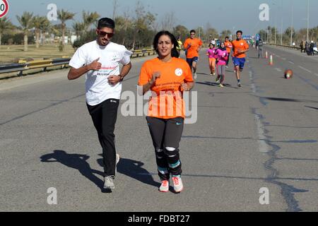 Bagdad. 29. Januar 2016. Teilnehmer konkurrieren während der ersten Bagdad International Marathon am 29. Januar 2016. Mehr als 2.000 irakische Volk nahmen Teil an der Veranstaltung auf Bagdad International Airport Street westlich von der Stadt Bagdad am Freitagnachmittag. Bildnachweis: Khalil Dawood/Xinhua/Alamy Live-Nachrichten Stockfoto