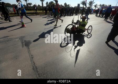 Bagdad. 29. Januar 2016. Teilnehmer konkurrieren während der ersten Bagdad International Marathon am 29. Januar 2016. Mehr als 2.000 irakische Volk nahmen Teil an der Veranstaltung auf Bagdad International Airport Street westlich von der Stadt Bagdad am Freitagnachmittag. Bildnachweis: Khalil Dawood/Xinhua/Alamy Live-Nachrichten Stockfoto