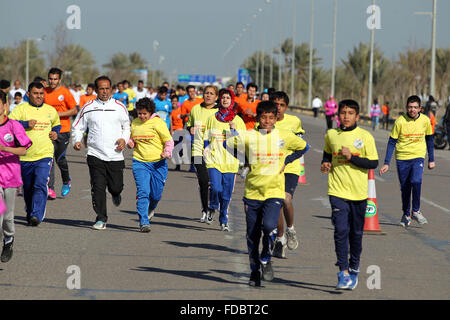 Bagdad. 29. Januar 2016. Teilnehmer konkurrieren während der ersten Bagdad International Marathon am 29. Januar 2016. Mehr als 2.000 irakische Volk nahmen Teil an der Veranstaltung auf Bagdad International Airport Street westlich von der Stadt Bagdad am Freitagnachmittag. Bildnachweis: Khalil Dawood/Xinhua/Alamy Live-Nachrichten Stockfoto