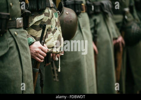 Nahaufnahme des deutschen militärischen Munition eines deutschen Soldaten. Nicht identifizierte Reenactor gekleidet als Zweiter Weltkrieg deutsche Soldaten sta Stockfoto