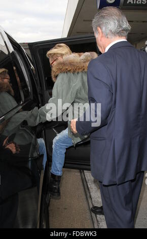 Sharon Stone und ihr Sohn Quinn ankommen am Los Angeles International Airport (LAX) Featuring: Sharon Stone, Quinn Kelly Stein wo: Los Angeles, California, Vereinigte Staaten von Amerika bei: 29. Dezember 2015 Stockfoto