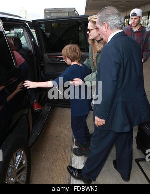 Sharon Stone und ihr Sohn Quinn ankommen am Los Angeles International Airport (LAX) Featuring: Sharon Stone, Quinn Kelly Stein wo: Los Angeles, California, Vereinigte Staaten von Amerika bei: 29. Dezember 2015 Stockfoto