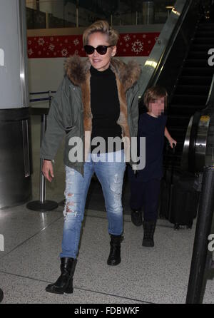 Sharon Stone und ihr Sohn Quinn ankommen am Los Angeles International Airport (LAX) Featuring: Sharon Stone, Quinn Kelly Stein wo: Los Angeles, California, Vereinigte Staaten von Amerika bei: 29. Dezember 2015 Stockfoto