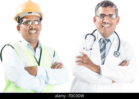 2 indische älterer Mann Ingenieur und Arzt ständigen Vergleich Kontrast montage Bild Stockfoto