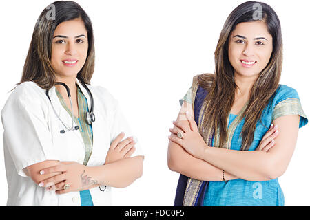 2 indischen erwachsenen Frau Doktor und Geschäftsfrau ständigen Vergleich Kontrast montage Bild Stockfoto