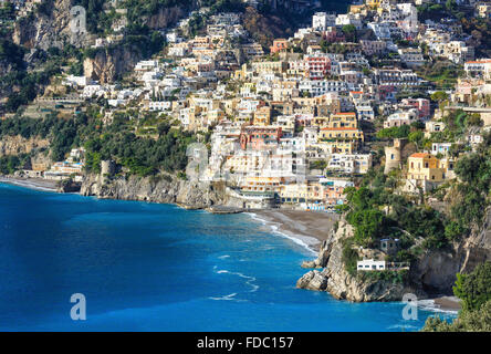 Mit Stadtblick Küste Positano auf felsigen Hügel. Amalfi, Italien. Januar 2015. Stockfoto