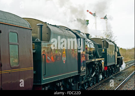 Schwarz 5 s Nr. 44871 und 45407 an Appleby-Station auf der Settle Carlisle Railway Stockfoto